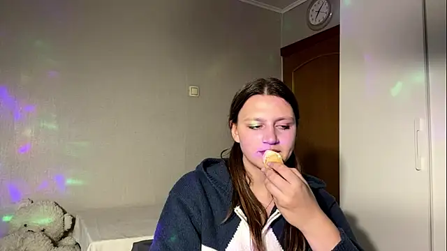 breeevett (F teen) - showing my bra