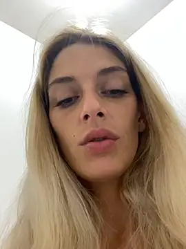 Bellalolahot webcam