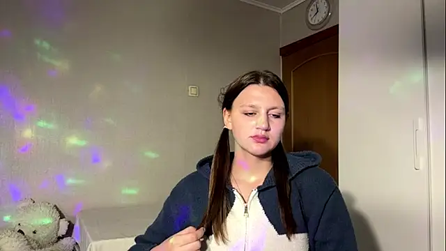 breeevett (F teen) - showing my bra