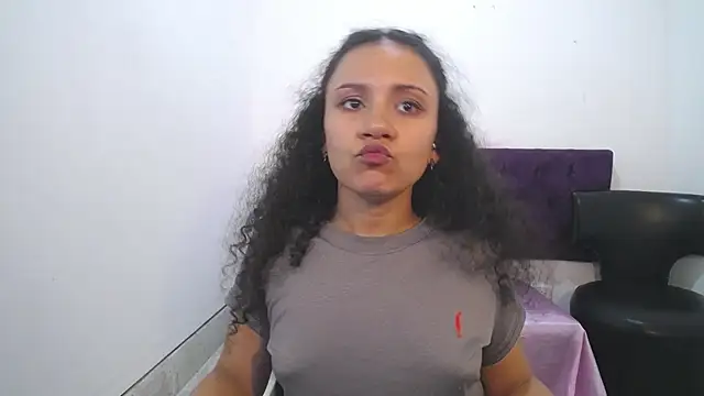 Little18Doll live cam on StripChat