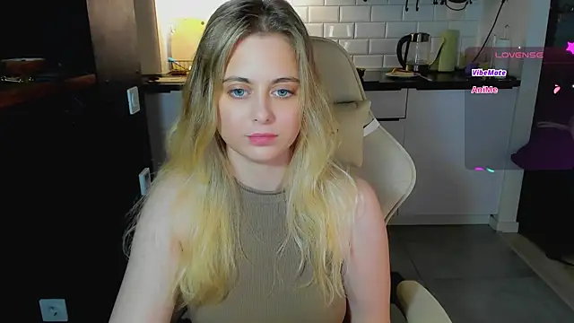 blonde_kellyy webcam