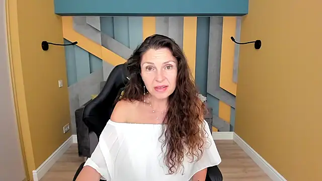 EllaLong webcam