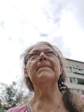 Snezhana live cam on StripChat