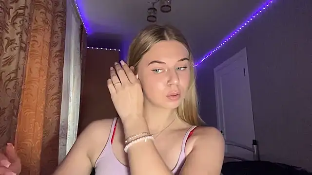 HoneysPiee webcam