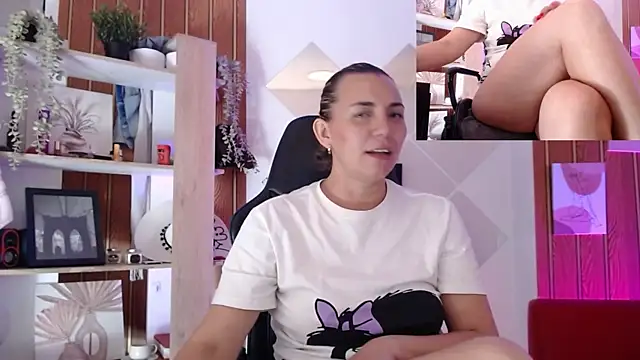 milfsecret69 live cam on StripChat