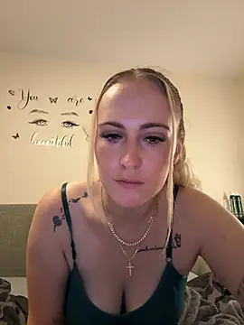 BaddieRiRi224 live cam on StripChat