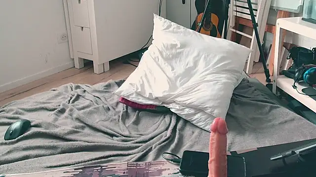 CeriseLapine live sex cam