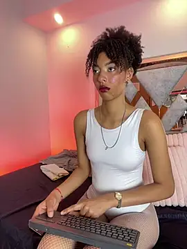 Kiara_Kamau_XXX live cam on StripChat