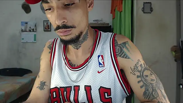 emiliano_hottt live cam on StripChat