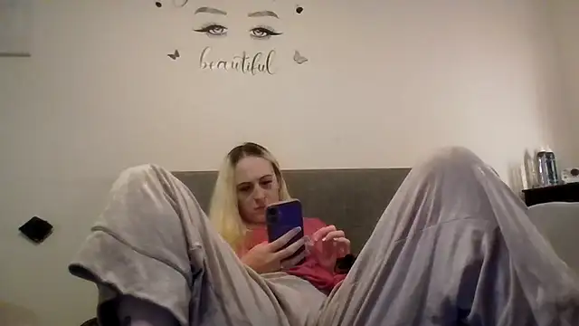 BaddieRiRi224 live webcam show