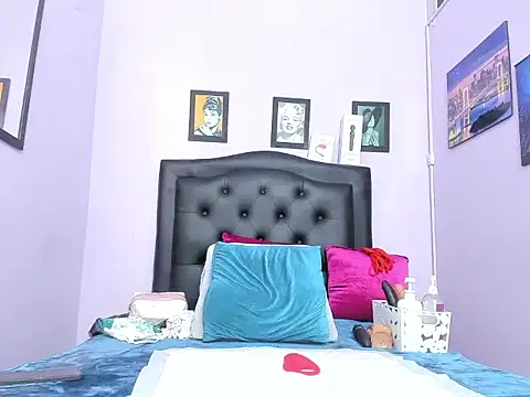 monalind220 live cam on StripChat