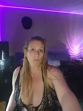 lilyhornyhousewife webcam