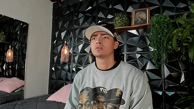 elliot_colton live cam on StripChat