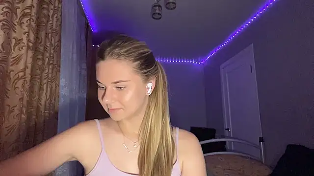 HoneysPiee live cam on StripChat