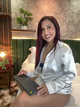 MonicaMoret live cam on StripChat