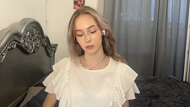 ShyandSkinnyAlice live webcam show