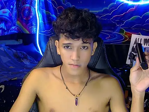 hugekenbigcock live cam on StripChat
