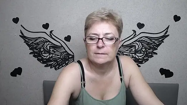EmiliaGree live cam on StripChat
