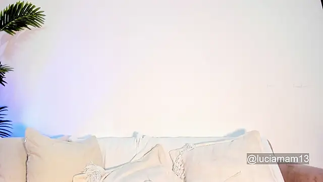 LucianaM_13 webcam