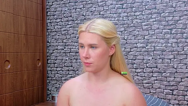 CuteBlondeMe live webcam show