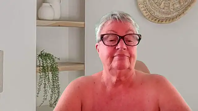 Mystery-Grandmother live cam on StripChat