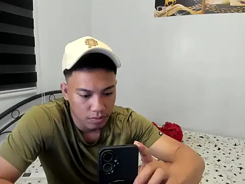 urfucker_vinz live webcam show