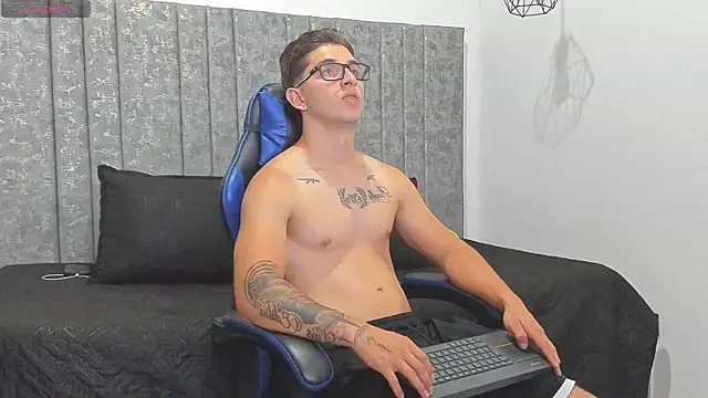 Calvin_Hunter webcam
