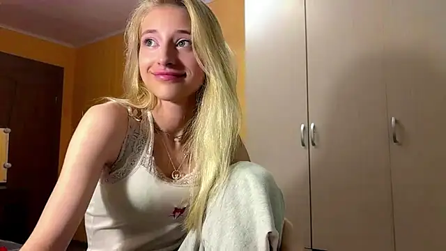 FiveFootBlonde webcam