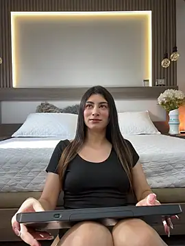 evelyn_hills webcam