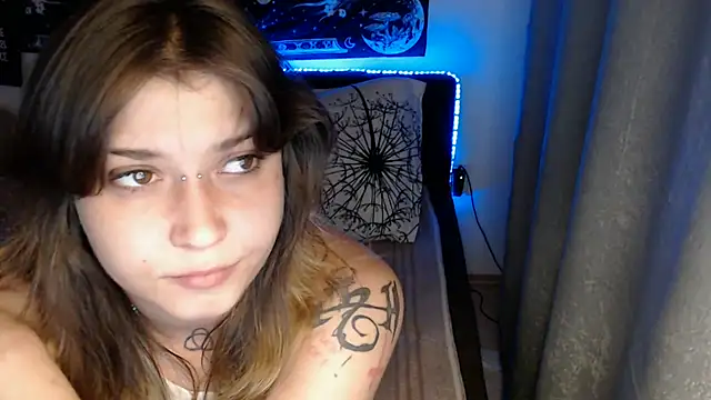 AlienforTwenty live cam on StripChat
