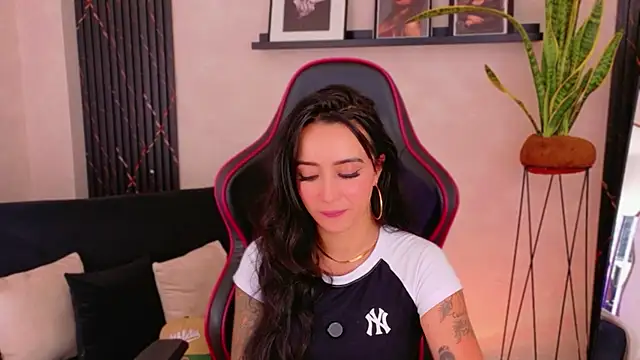 emmyevans1 - EmmyEvans1's free webcam - UK Sex Cams