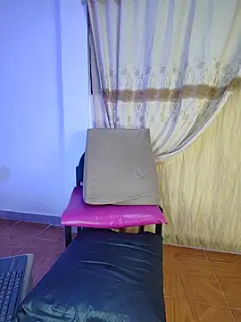 Megan_Roouse live cam on StripChat