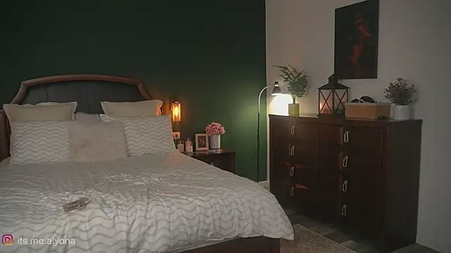Alyonaqueen_ live cam on StripChat