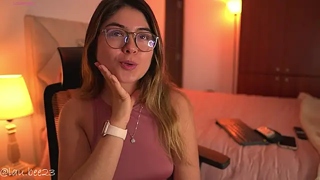 Lau_Bee live cam on StripChat