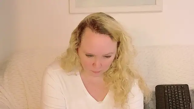 Sarah4you live cam on StripChat