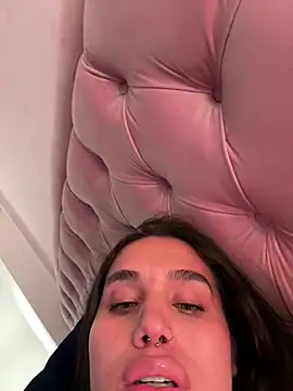 Bella__Wood live cam on StripChat