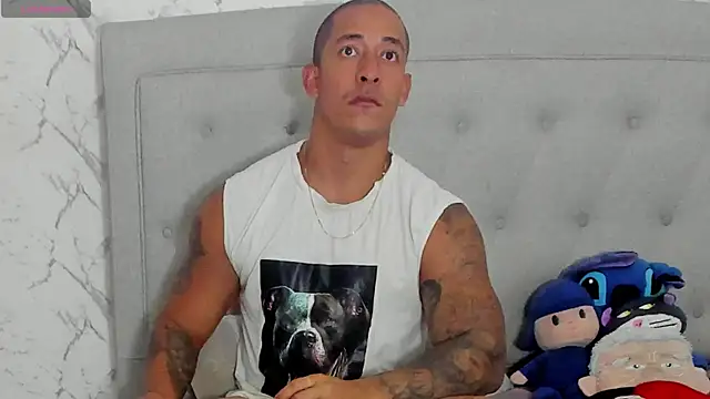 luigiferrara live cam on StripChat