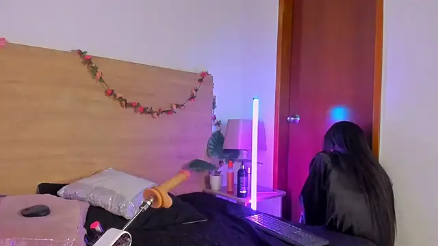 LaraRous webcam