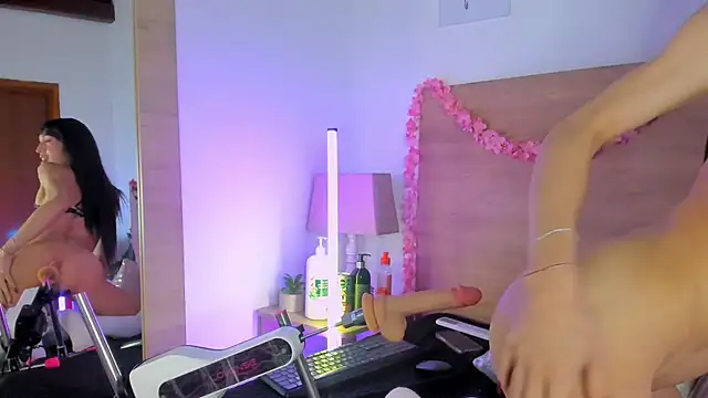 LaraRous webcam