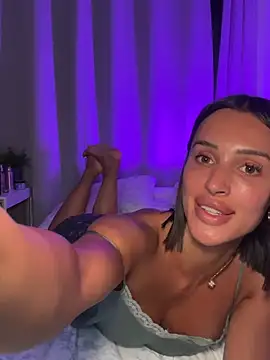 aliyahmoon live cam on StripChat