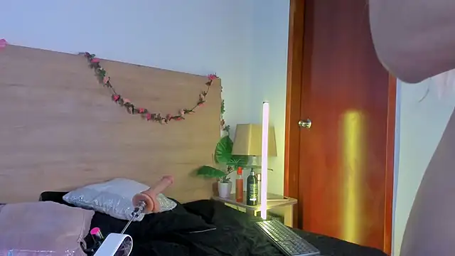 LaraRous webcam
