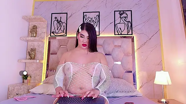 Nina_Strauss live cam on StripChat