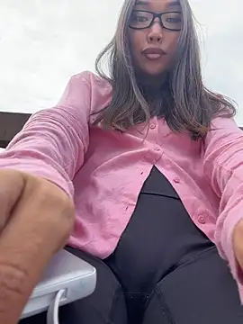 trytomakememoam live cam on StripChat