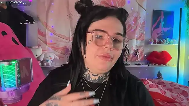 BigBootyHolly Live Web Cam Show