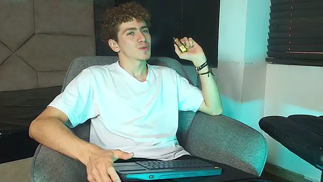 Tyler_Mcrey live cam on StripChat