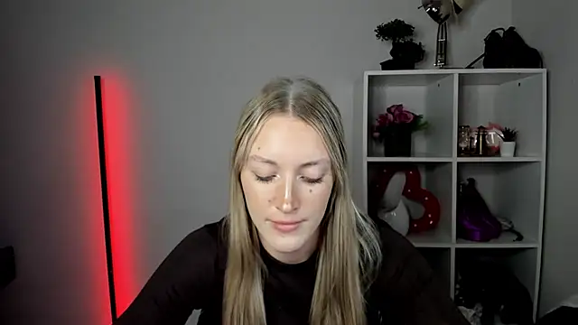 EvelynBlond live cam on StripChat