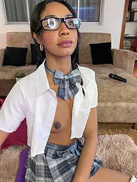 xenia_golden live cam on StripChat