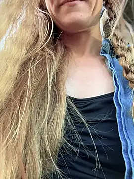 GoldenFlameGoddess live cam on StripChat