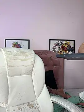 selenee23 (F young) - 1 finger in my ass