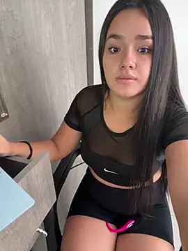 Luciaparker03 live cam on StripChat